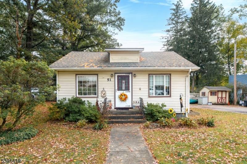 2 bedroom ranch in the highly sought after Erskine Lakes section of Ringwood.