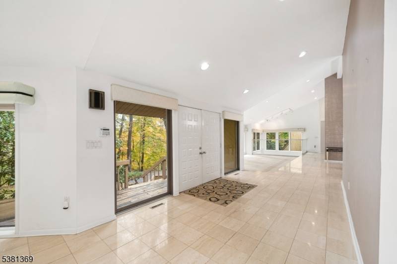 Welcome to Smoke Rise One of NJ's most prestigious gated lake communities !