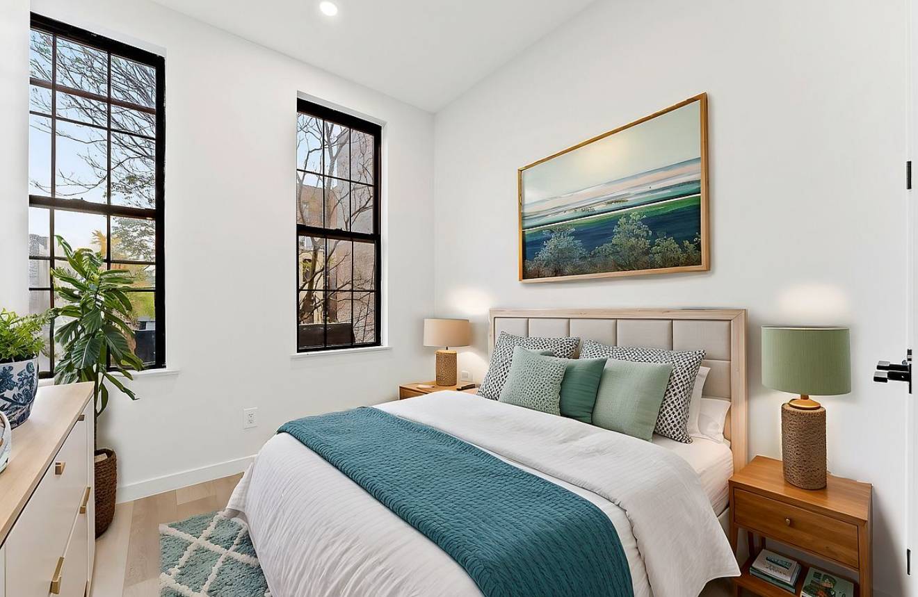 174 Meserole St 3L Williamsburg, Brooklyn Bright 3 Bed, 2 Bath Modern Finishes In Unit Laundry Welcome to 174 Meserole St 3L a sun drenched, beautifully renovated 3 bedroom, 2 ...