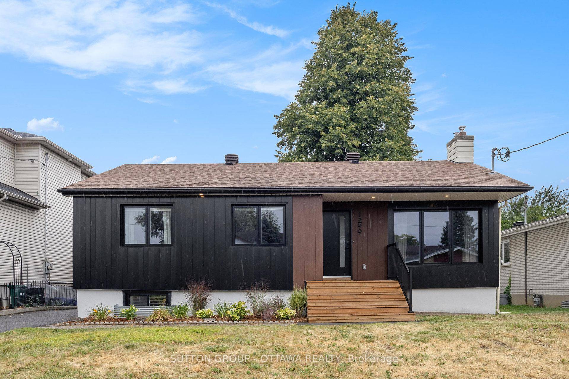 Discover a rare blend of space, versatility, and convenience with this well kept duplex, centrally located, close to Shopping and Transit including but not limited to the Walkley Transit and ...