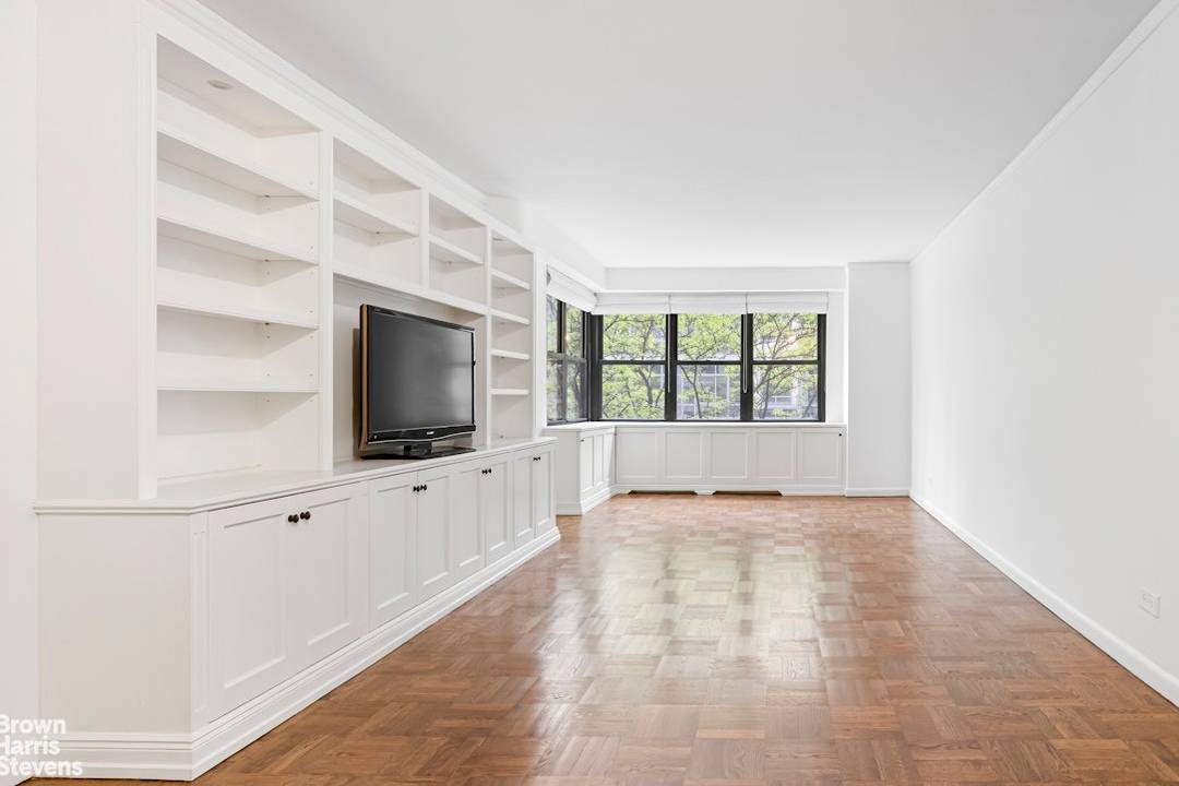 Stunning one bedroom home in The Eastview House 399 East 72nd Street, Apt 3D Discover this beautifully renovated one bedroom, one bathroom residence in the desirable East View House, a ...