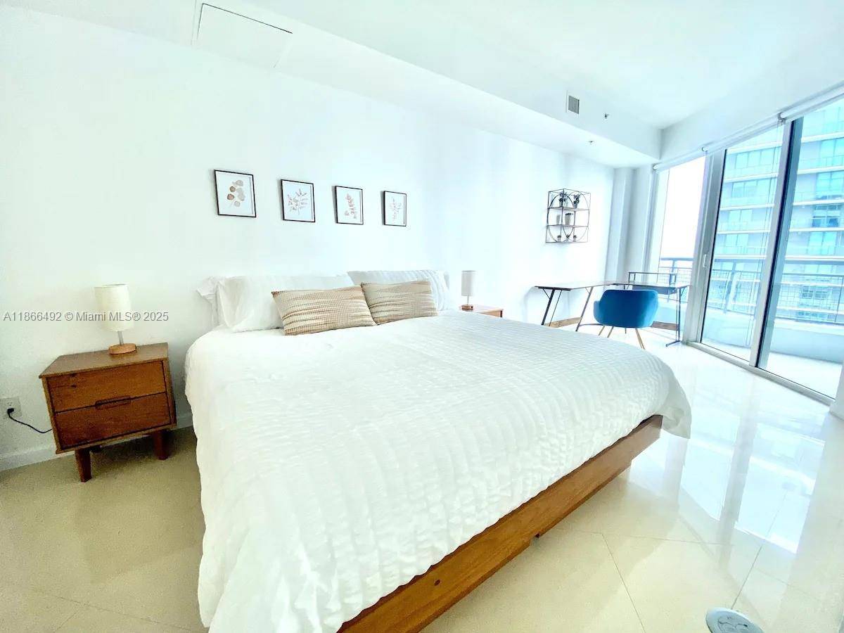Perched on the 44th floor, this modern 1 bed 1.
