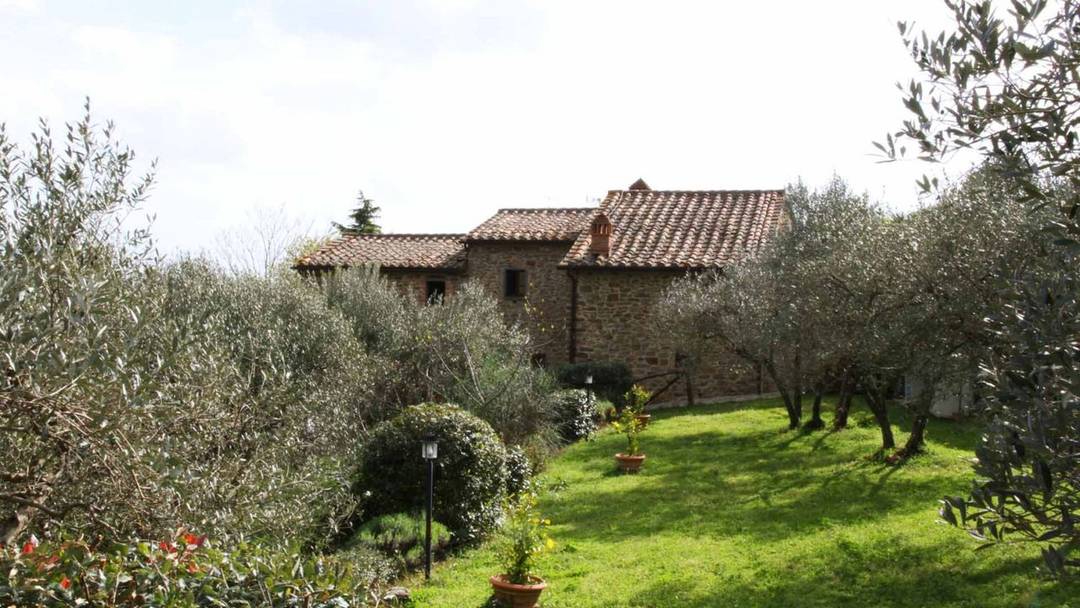 Country house in Tuscany, for sale near the town of Cortona. The farmhouse is renovated and divided into two apartments with swimming pool and garden.