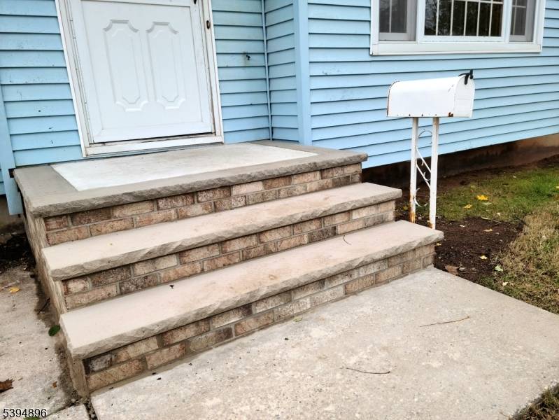 BRING YOUR HAMMER ! LOCATED IN DESIRABLE WESTON NEIGHBORHOOD !