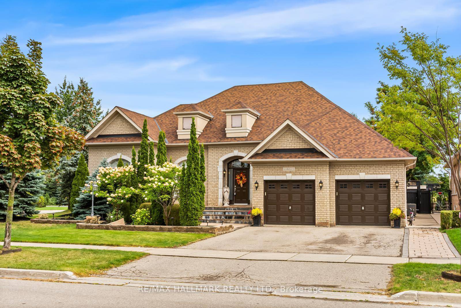 A rare chance to own a meticulously cared for bungalow on a premium lot in one of Vaughans most coveted pockets.