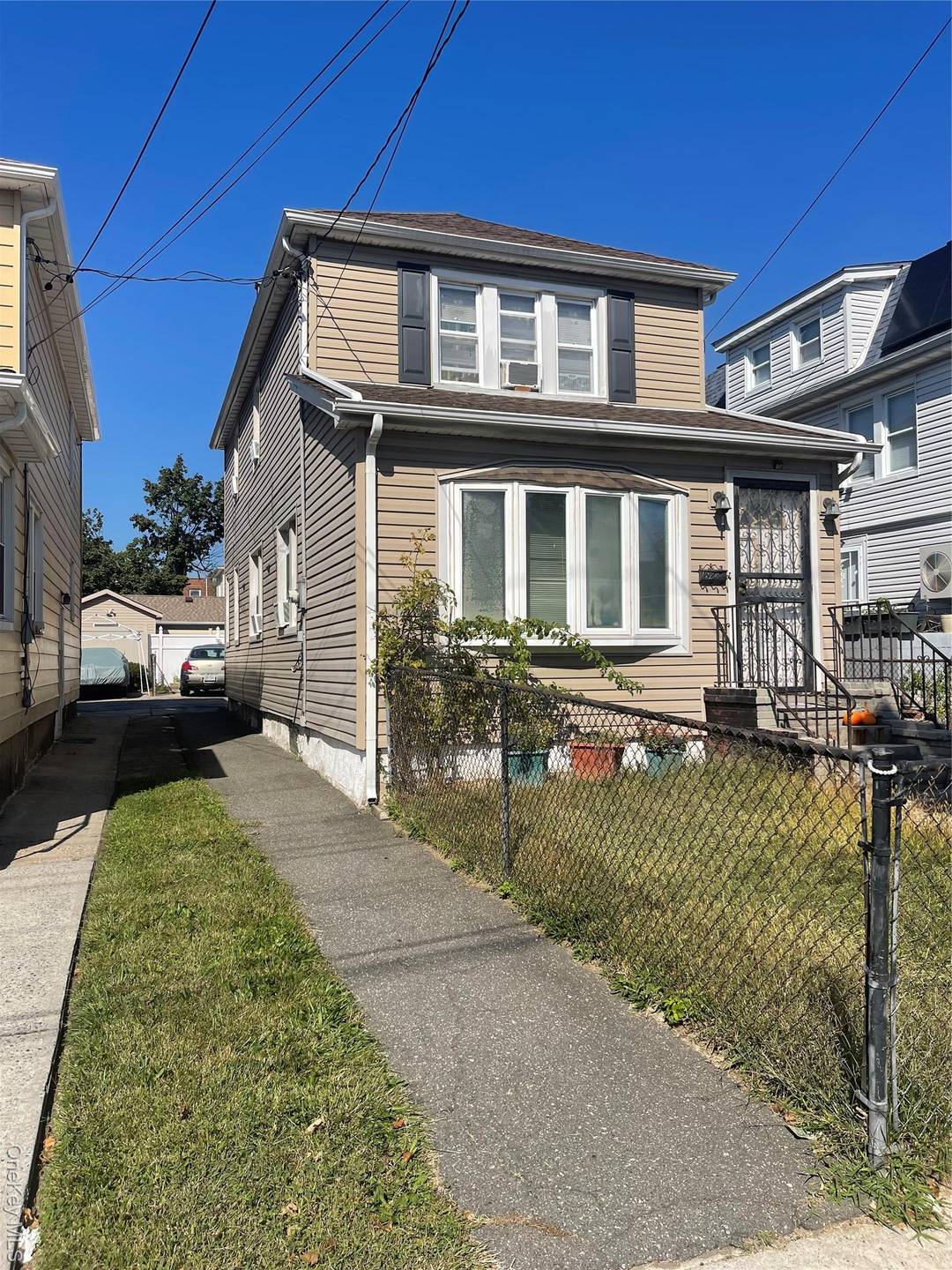 Motivated sellers. Nice Detached One Family home in Saint Albans.