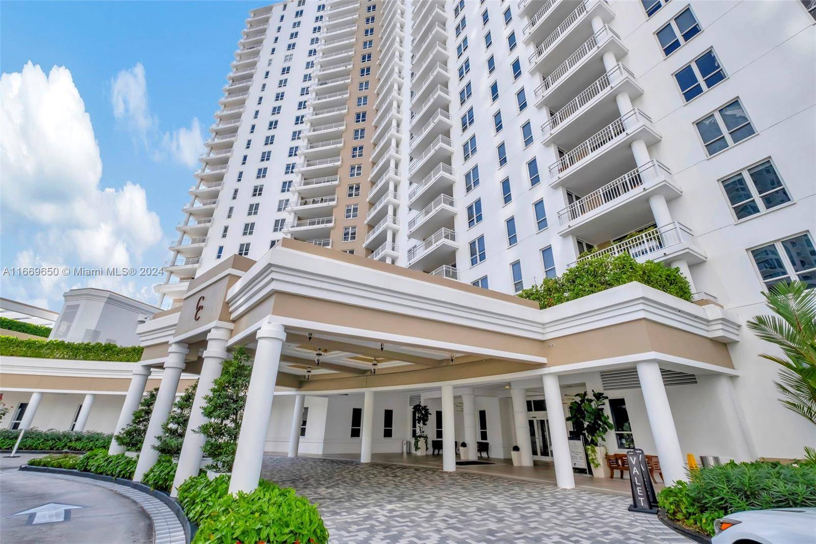 Courvoisier Courts is in a secluded Luxury Island of Brickell Key where the views are mesmerizing.