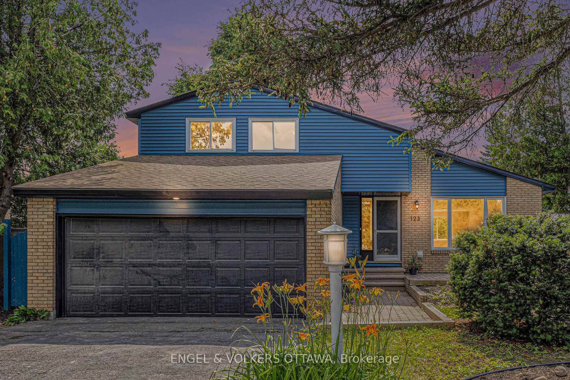 Fully Renovated amp ; Move In Ready Discover this architecturally distinctive 4 bedroom, 4 bathroom home in sought after Barrhaven West, featuring over 250, 000 in professional renovations completed October ...