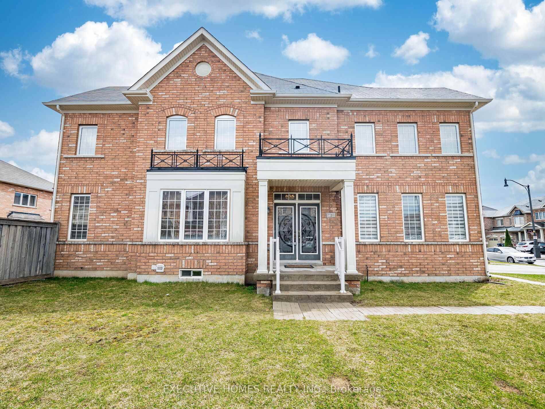 Client Remarks Stunning 5 Bedroom Corner Lot Home in Desirable Area Prime Location Nestled in the sought after Credit Valley neighborhood, close to top rated schools, parks, shopping, and highways.