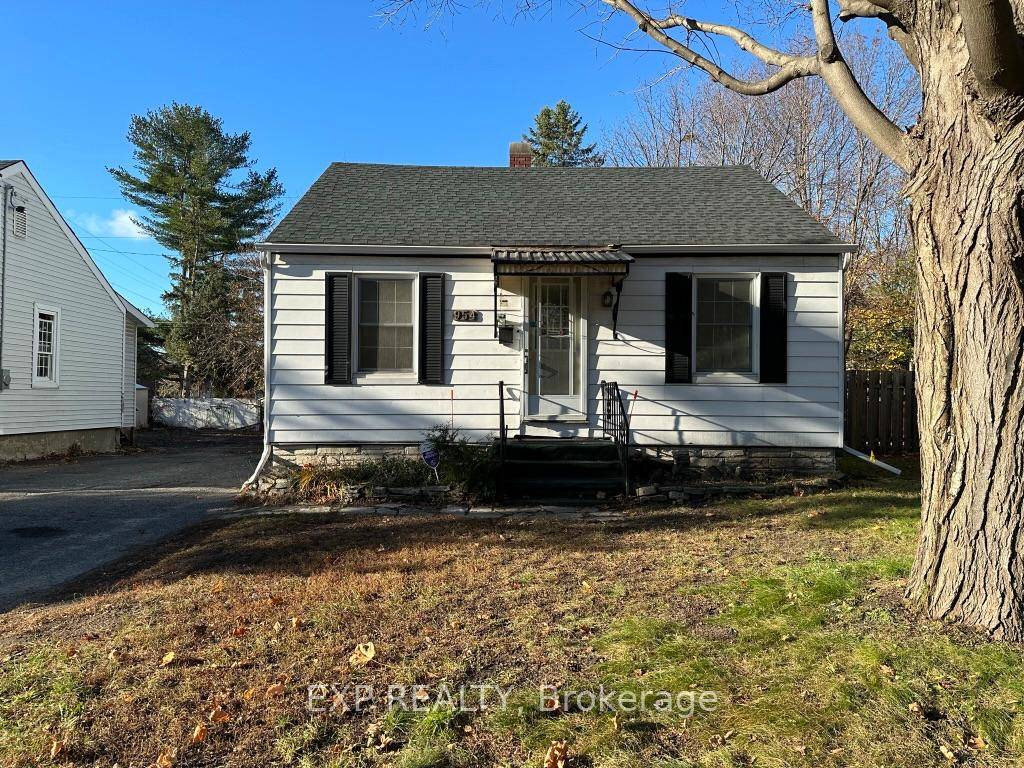 Beautifully renovated 2 bedroom, 1 bathroom single family home in an unbeatable location !