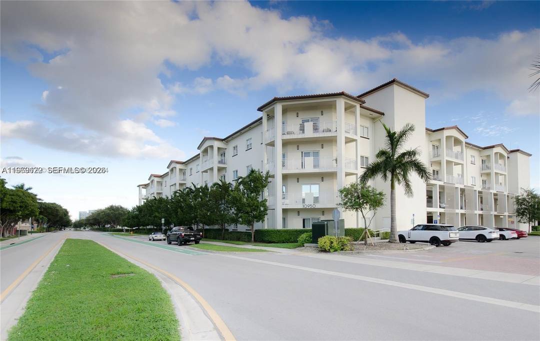 Experience stylish Florida living in this stunning 2 2 condo located just minutes from Downtown Doral's vibrant shops and restaurants.