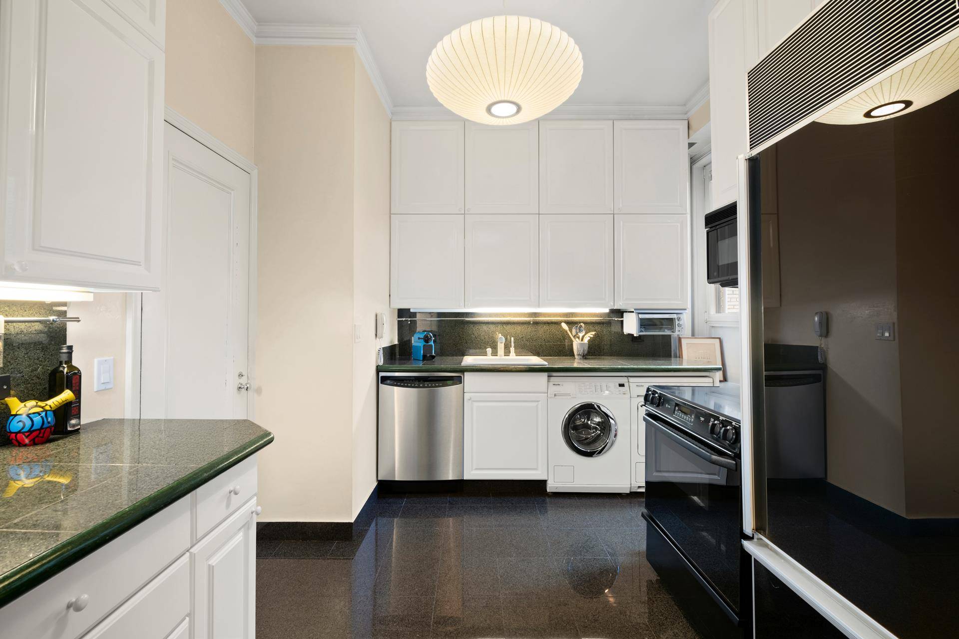 Elegant, Park Avenue pied a terre conveniently located at 58th Street in the Plaza District.