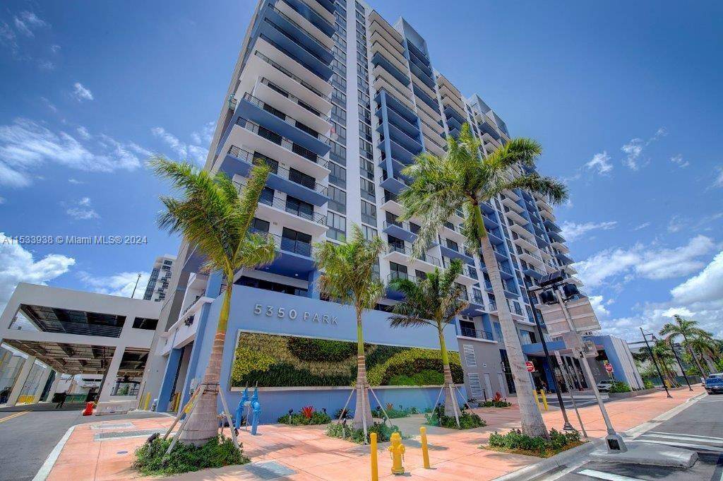 Beautiful, modern, and luxurious apartment 2 2 with magnificent views of Doral.