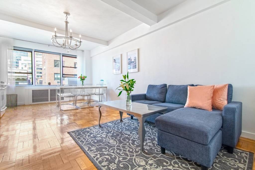 Located between Madison and Park Avenues, this charming studio is uniquely distinguished by its private enclosed spaces including a windowed sleeping alcove and a separate home office.
