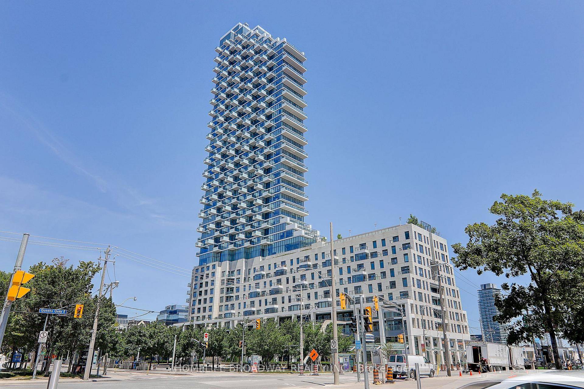 Luxurious Waterfront Condo Monde By The Award Winning Builder Great Gulf.