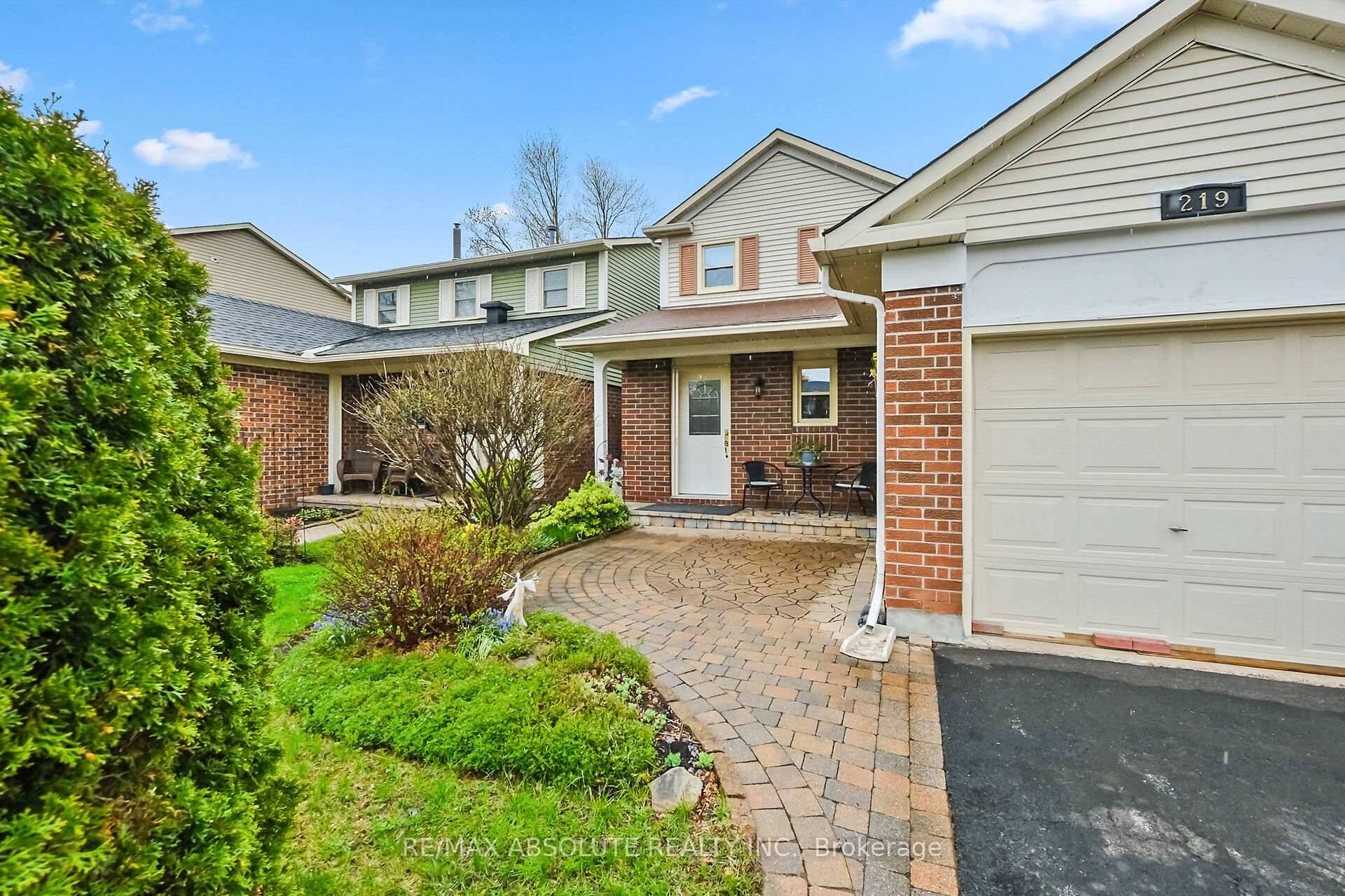 Welcome to this charming 3 bedroom, 3 bathroom detached home in the heart of Kanatas family friendly Katimavik neighbourhood.