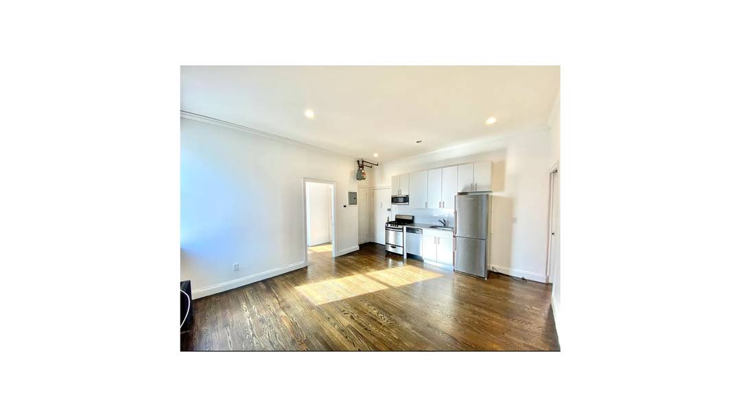Please EMAIL only no calls no texts please due to volume Available May 1st Spacious 3 bedroom 2 bathroom apartment located in an Upper East Side Rental building right off ...