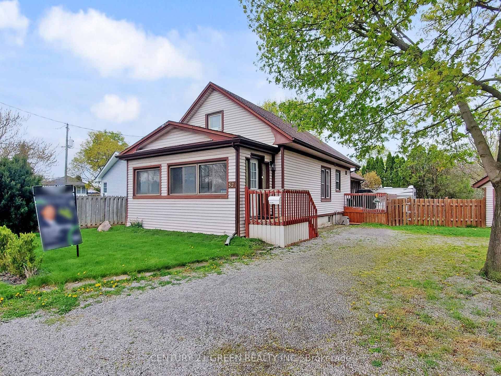 Beautifull sunfilled 1 1 2 story detached home in the desirable North End St.