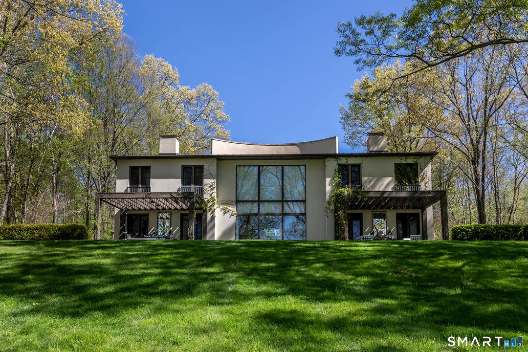 The home of former Editor and Chief of Travel Leisure and House Garden is now available to you.