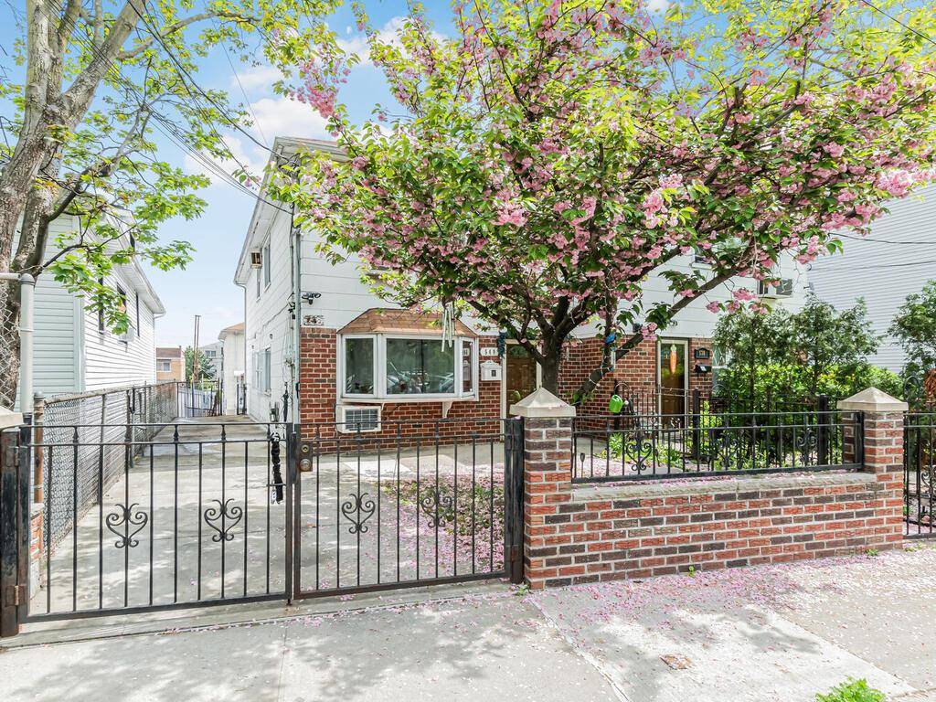 Welcome to 540 Throggs Neck Expressway, located in the charming Throggs Neck neighborhood of the Bronx !