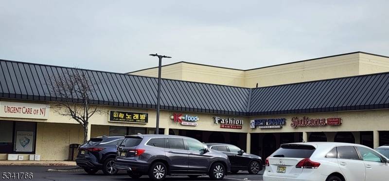 GREAT OPPORTUNITY RESTAURANT BUSINESS IN A PRIME LOCATION IN EDISON, DREAMING OF BEING YOUR OWN BOSS, THIS TOTALLY TURN KEY OPERATION, LEASE LONG TERM AND THE IMPRESSIVE FINANCIAL MAKES THIS ...