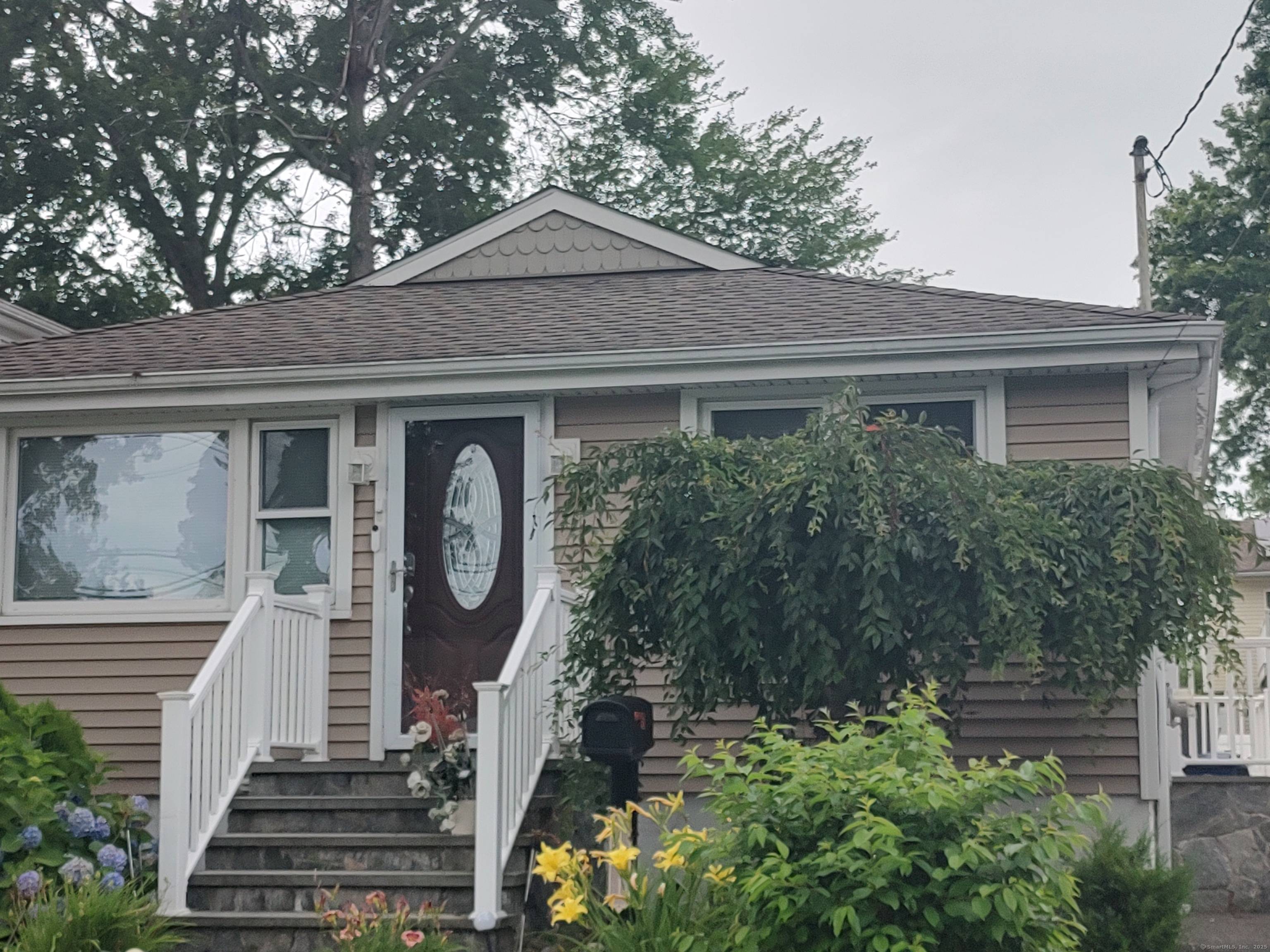 NICE 3 BEDROOMS RANCH IN THE HART OF WEST HAVEN, GOOD SIZE AND REMODELED KITCHEN WITH STAINLESS APPLIANCES, HARDWOOD FLOOR THROUGHOUT, CLOSE TO ORANGE LINE, WALKING DISTANCE TO WEST HAVEN ...