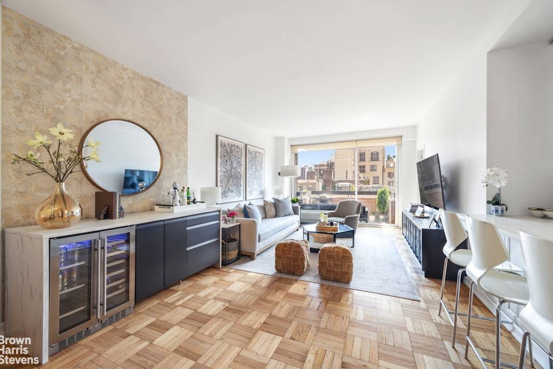 High floor, 3 bedroom home in the heart of Carnegie Hill.