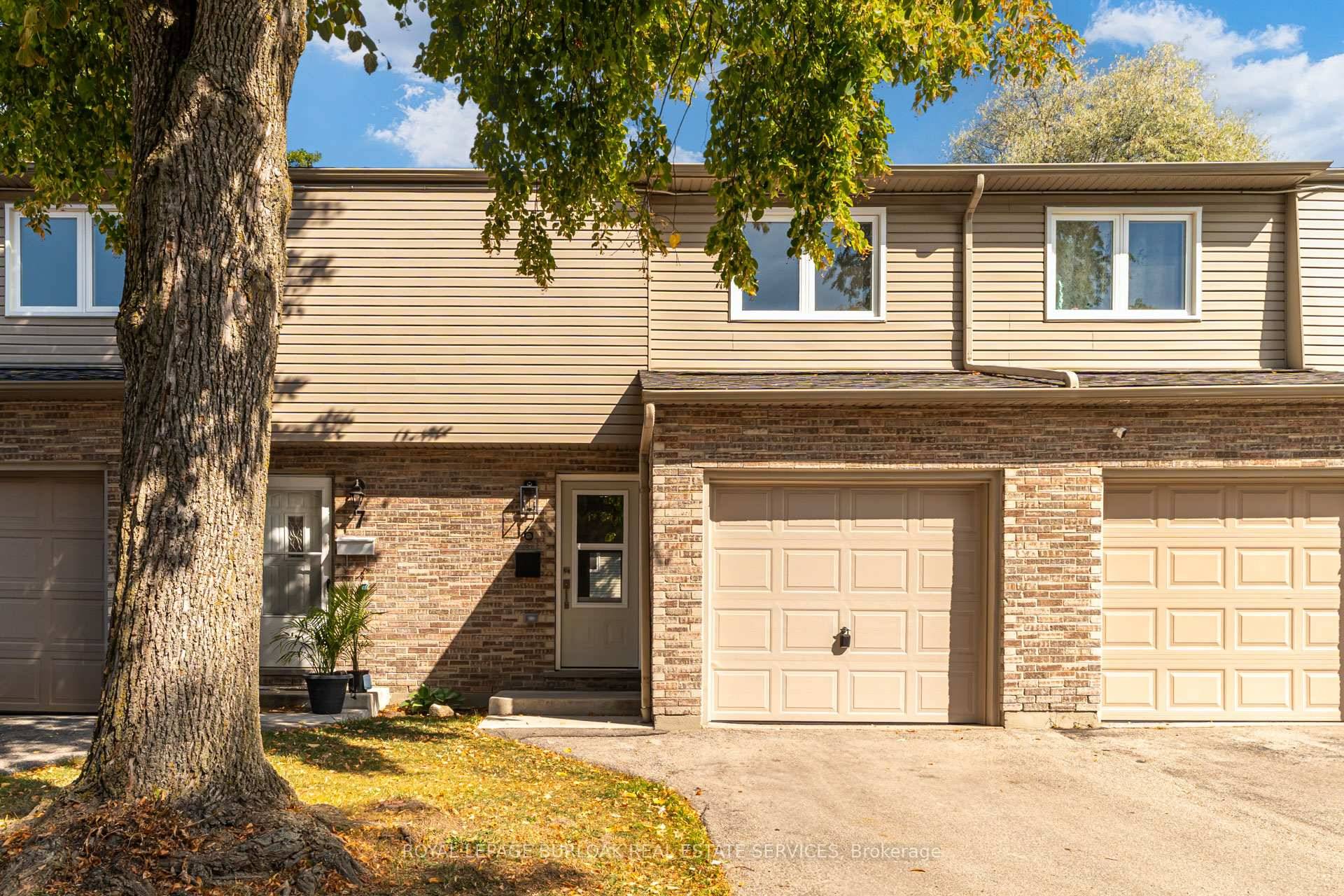 Gorgeously renovated townhome on Hamilton Mountain !