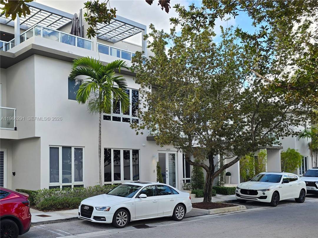Stunning tri level townhome in the heart of Doral, just steps from top schools, shopping, and dining !