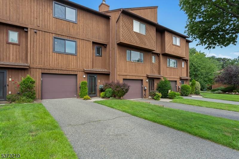 Welcome to this inviting townhome in desirable Hawthorne, offering modern living and convenience.