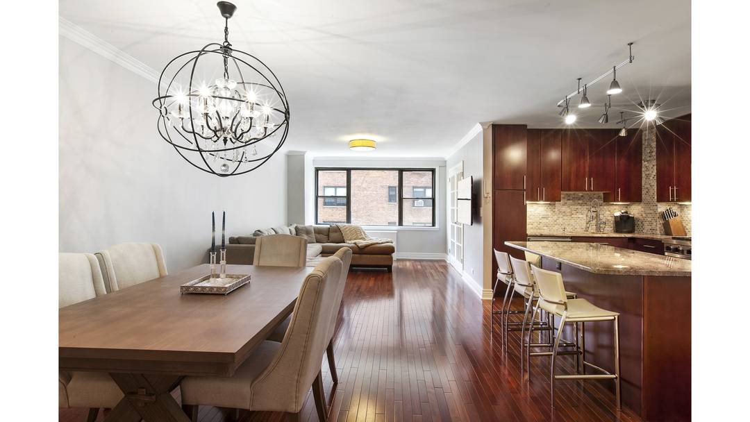 Residence 6C at 440 East 62nd Street is a beautifully maintained 2 bedroom, 1 bath co op in excellent move in condition.