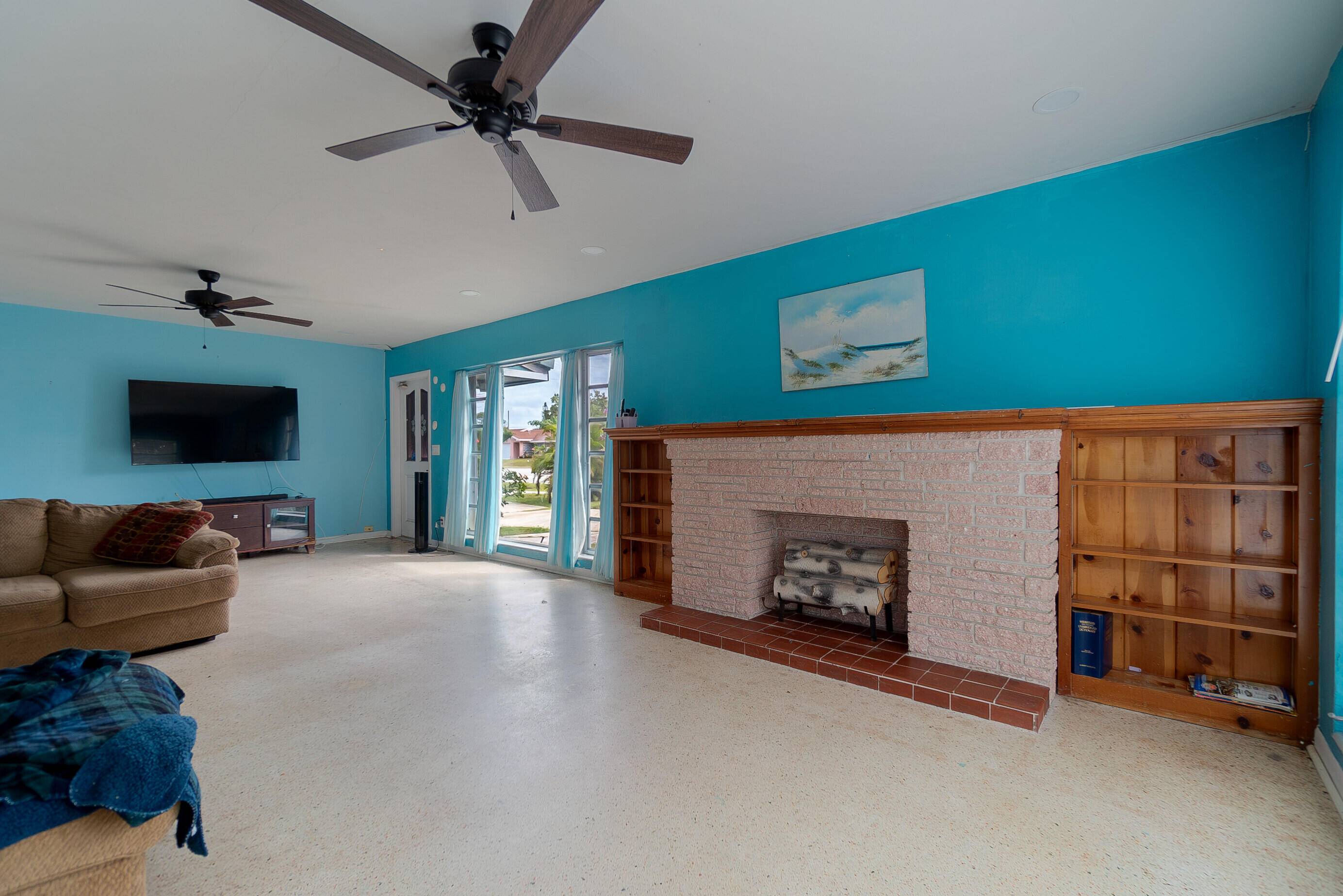 Nice large duplex property in Downtown Boynton Beach, Florida just steps to the new library City Hall and minutes to beautiful beaches and Marina.