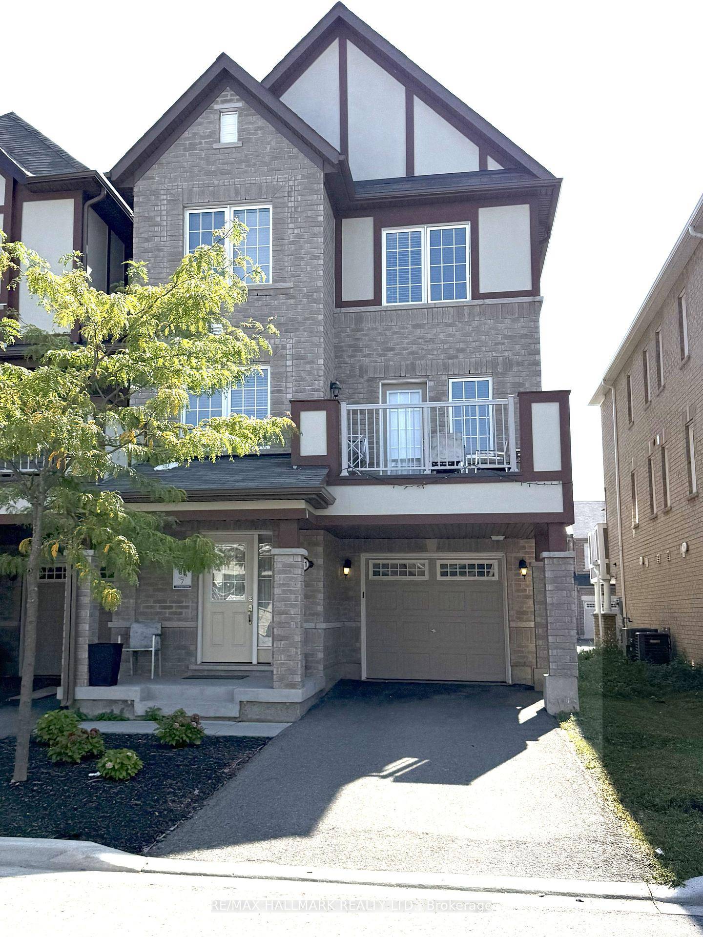Stunning 3 Bedroom Freehold End unit Townhome in Milton !