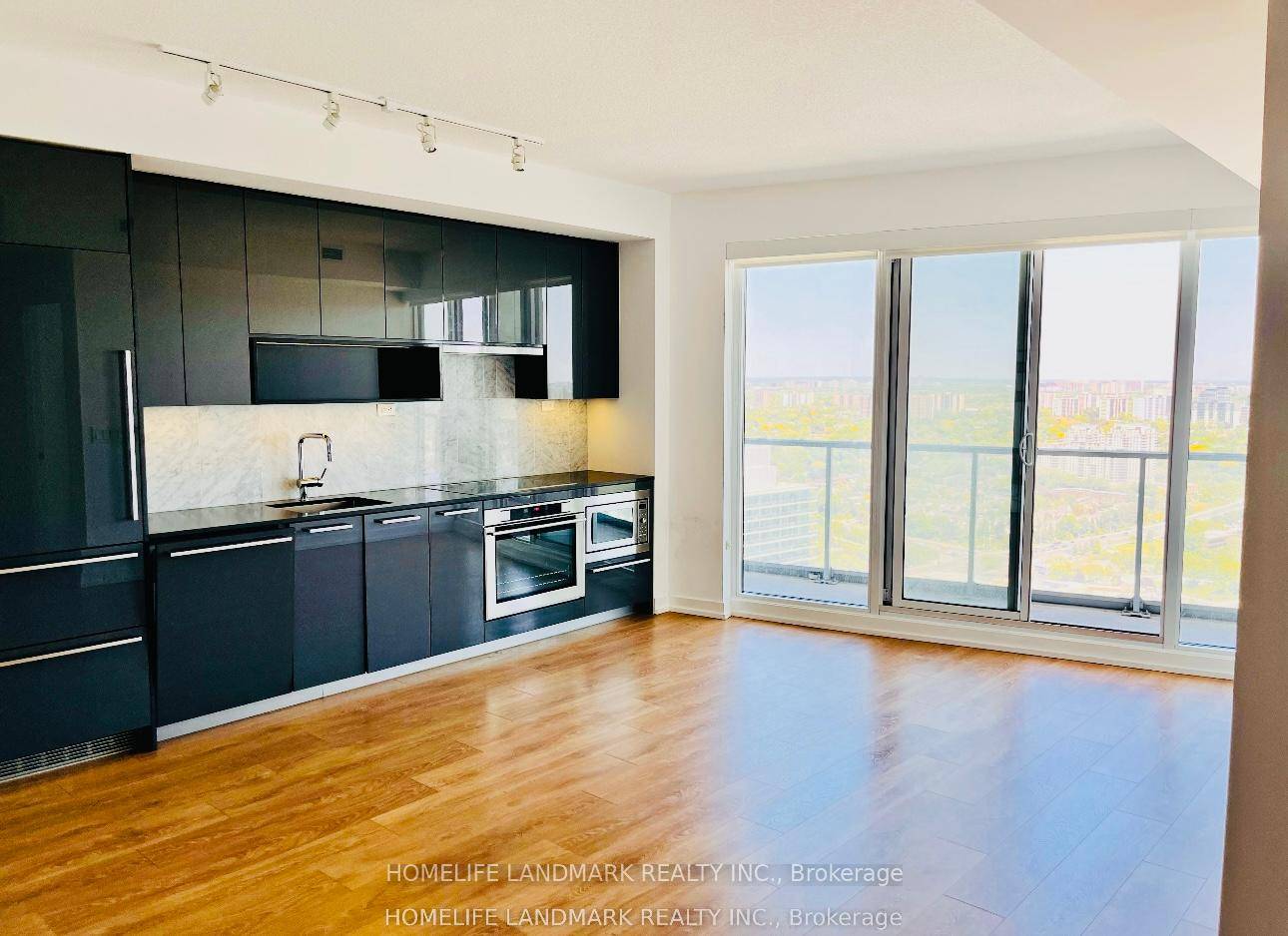 Oversized 1 1 condo, 668 sqf with unobstructed view.