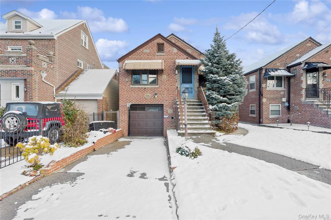 Charming Detached Home with Expansion Potential in Country Club Nestled in a serene, country like setting within the desirable Country Club community, this one family detached home is must see.