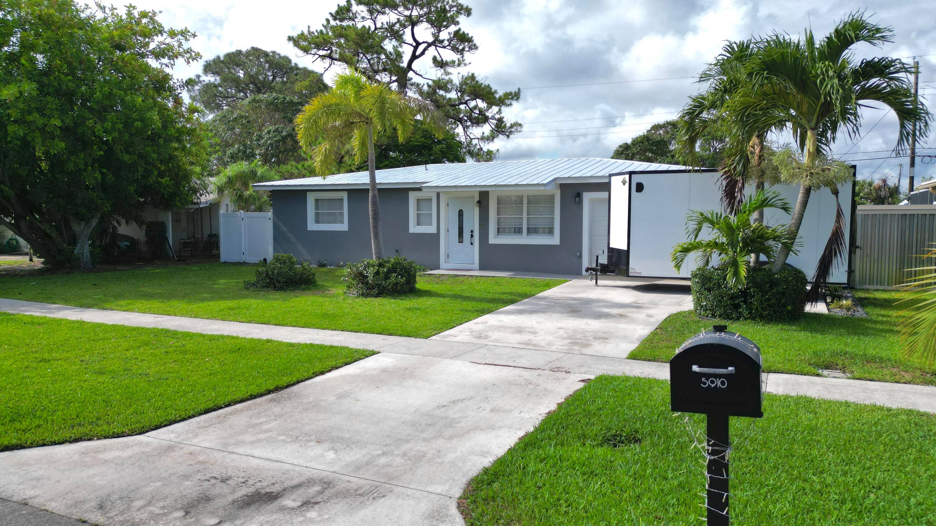 Absolutely stunning and fully remodeled 3BD 2BA home in the heart of West Palm Beach NO HOA !