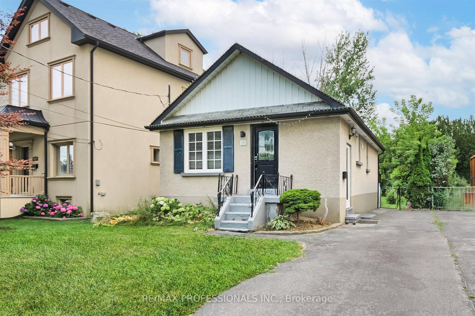 Fantastic Location ! ! Gorgeous Modern Open Concept Kitchen With Breakfast Bar.