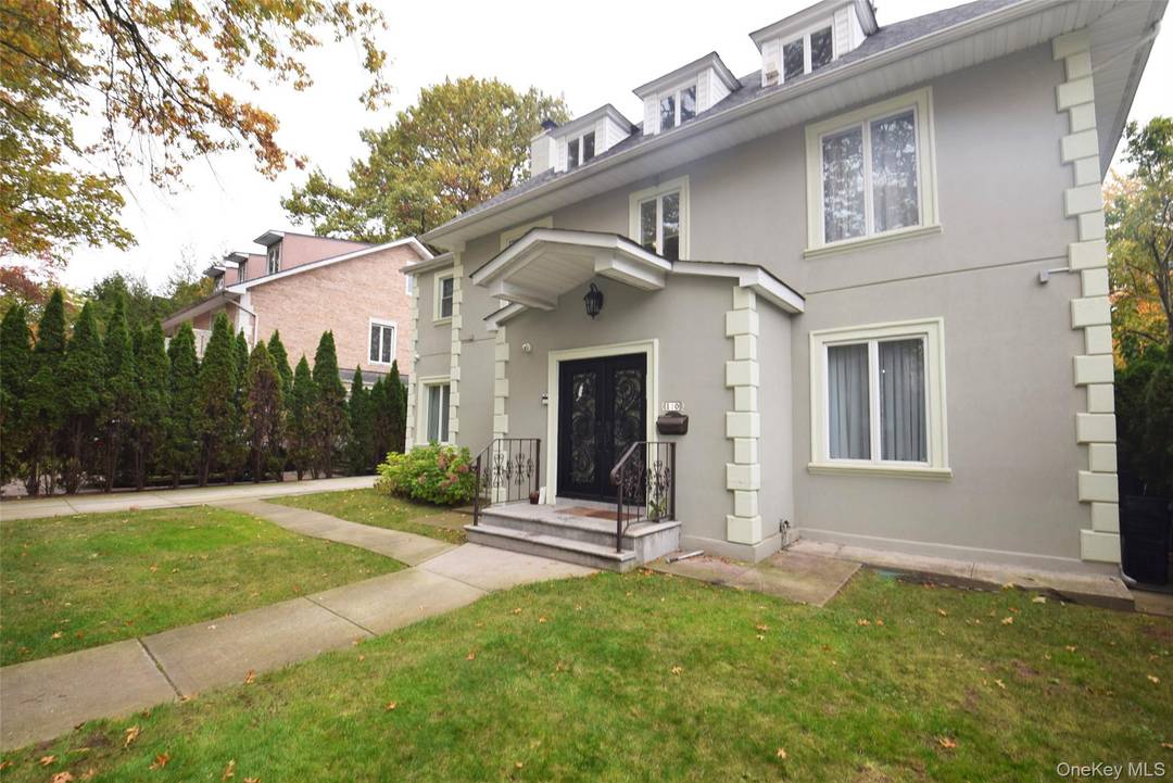 WELCOME TO THIS STUNNING NEW CENTRAL HALL COLONIAL, IDEALLY SITUATED IN THE HEART OF KEW GARDENS.