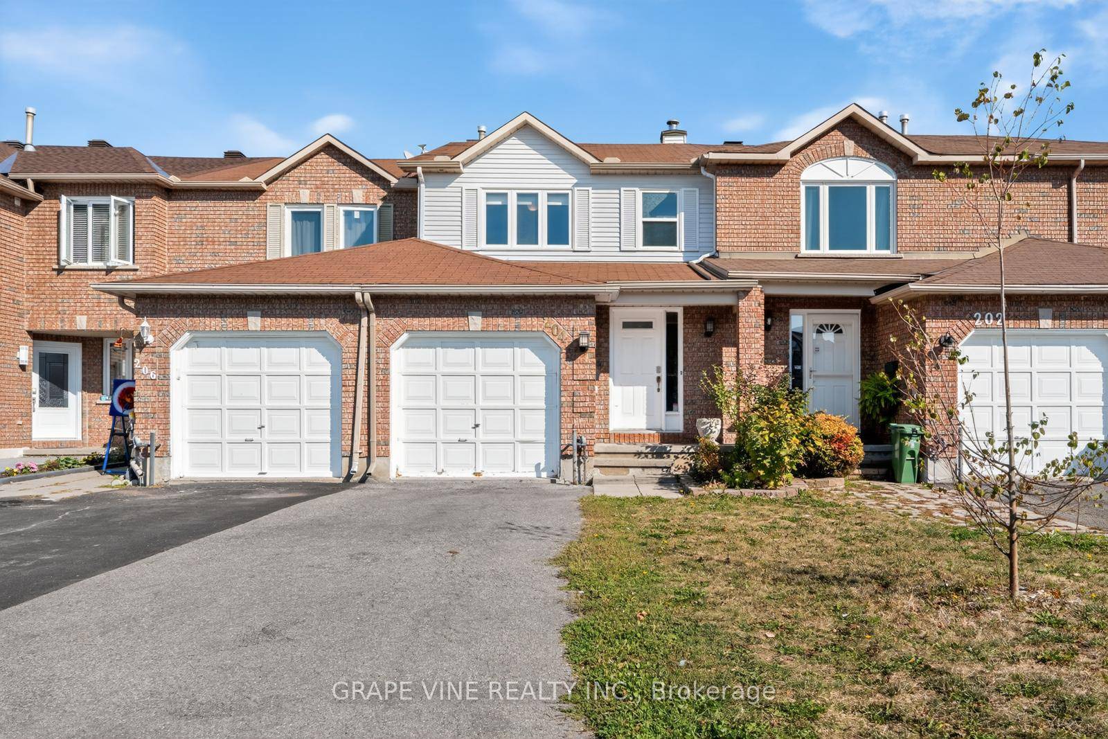 Located on a crescent in the heart of Hunt Club Park, 204 Hunterswood offers the perfect balance between suburban living and quick access to the downtown core.