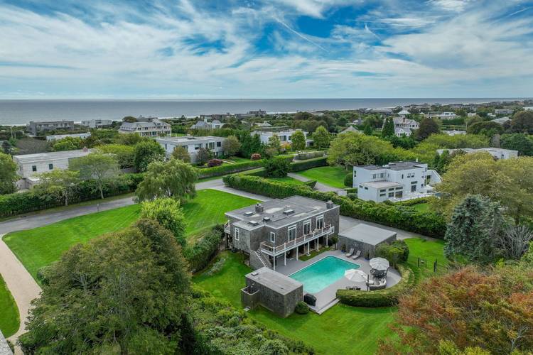 Stunning Modern House, Elegantly Sited on a Landscaped Acre