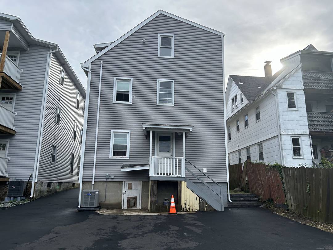 Spacious and Bright 1st Floor, 3 Bedroom Apartment in Fairfield Fully Renovated and Ready for You !