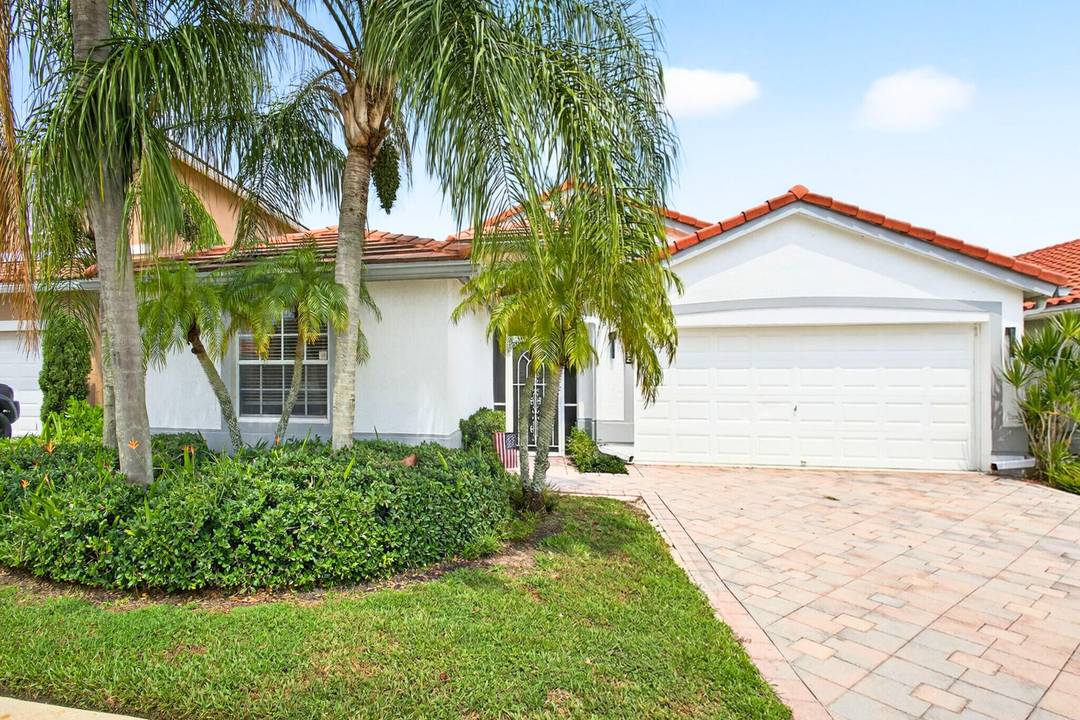 Beautifully furnished rental available as an annual or seasonal rental in gated community of Lakefield South, conveniently located 3 miles from Wellington showgrounds.