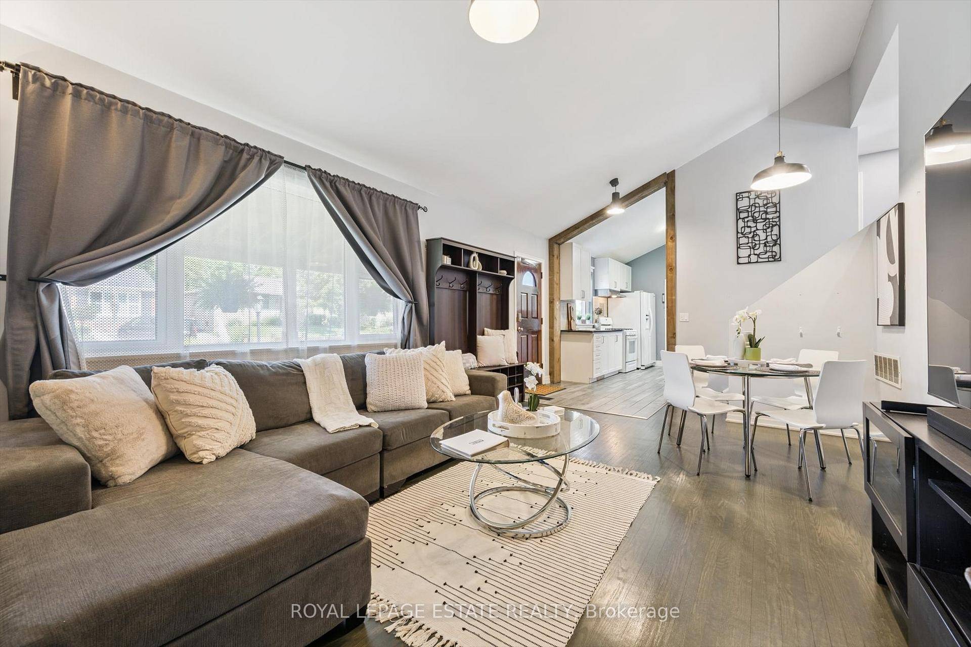 Charming Detached Backsplit in Desirable Peel Village !