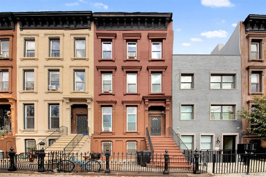 Prime Commercial Real Estate Opportunity in the Heart of Brooklyn Nestled in the historic neighborhood of Bedford Stuyvesant, this distinguished brownstone presents a unique investment opportunity for discerning buyers.