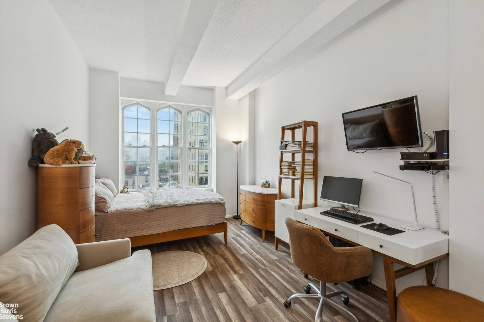 Sunny modern studio located one block from Central Park !