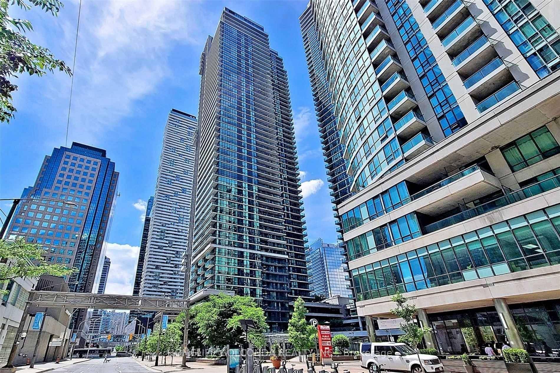 Meticulously Maintained 1 Bedroom Den at the Coveted Pinnacle Centre on Bay !