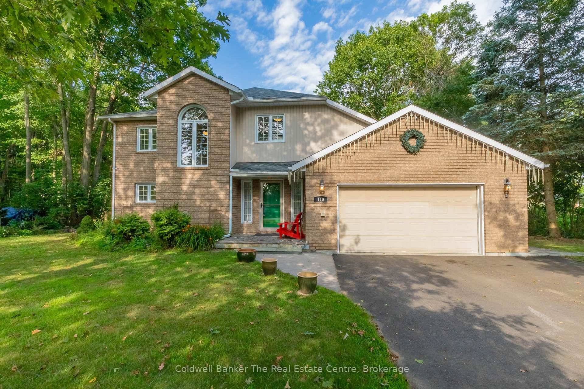 Welcome to this exceptional home in the executive Forest Glen neighbourhood, tucked away on a quiet cul de sac in the heart of Gravenhurst.