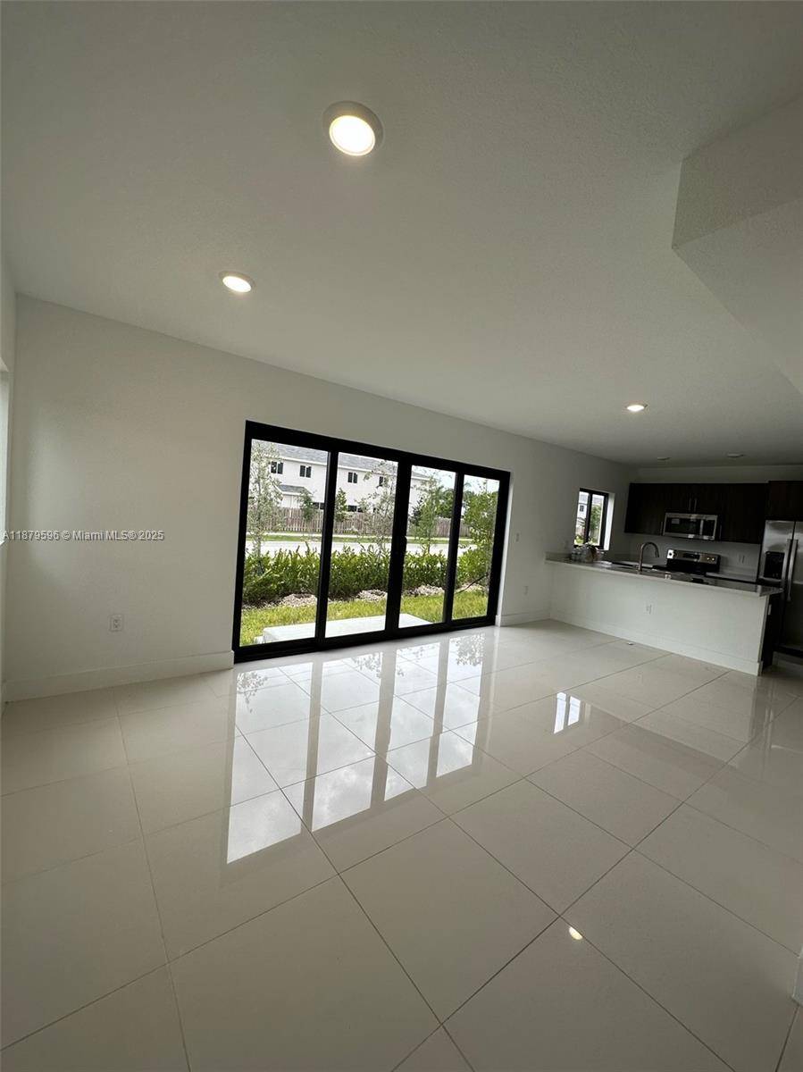 Beautiful single family home, 5 bed and 4.