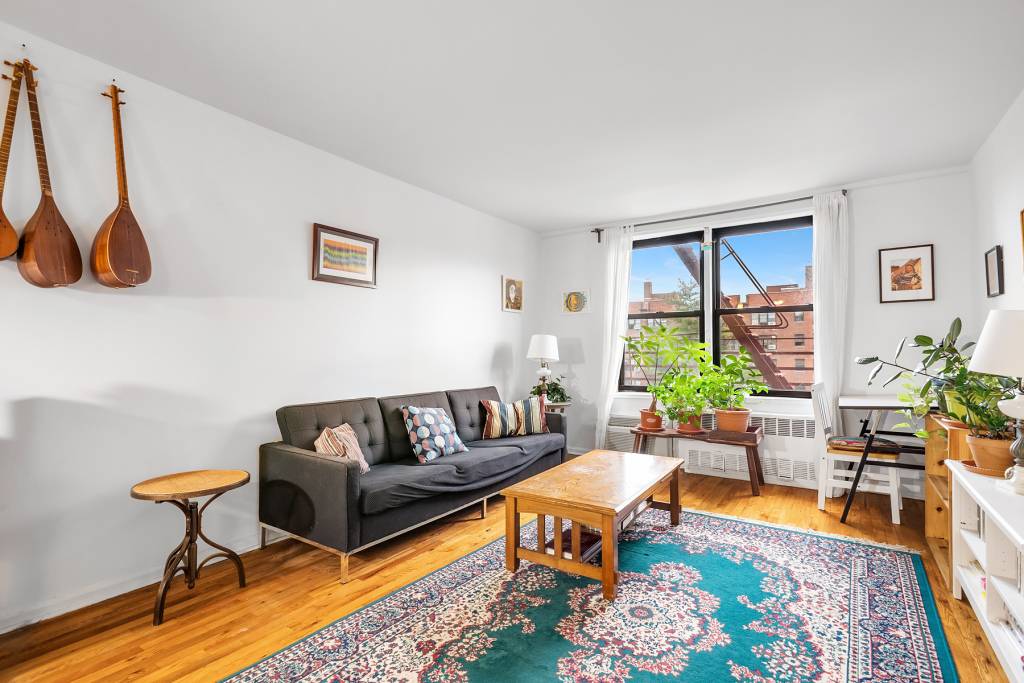 This spacious 1 bedroom coop is located in doorman building in the thriving neighborhood of Kensington.