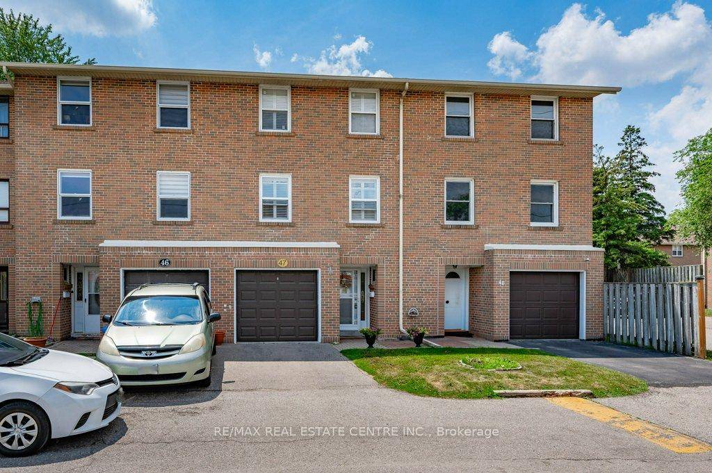 Mississauga townhouse with one of the lowest condo fees in the area just 230 month !